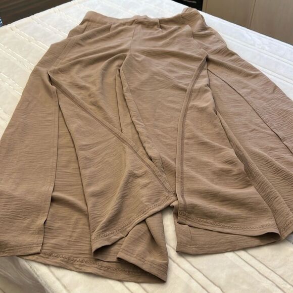 NWT Women’s Wide Leg Split Flowy Pants. Size Large - Picture 8 of 8